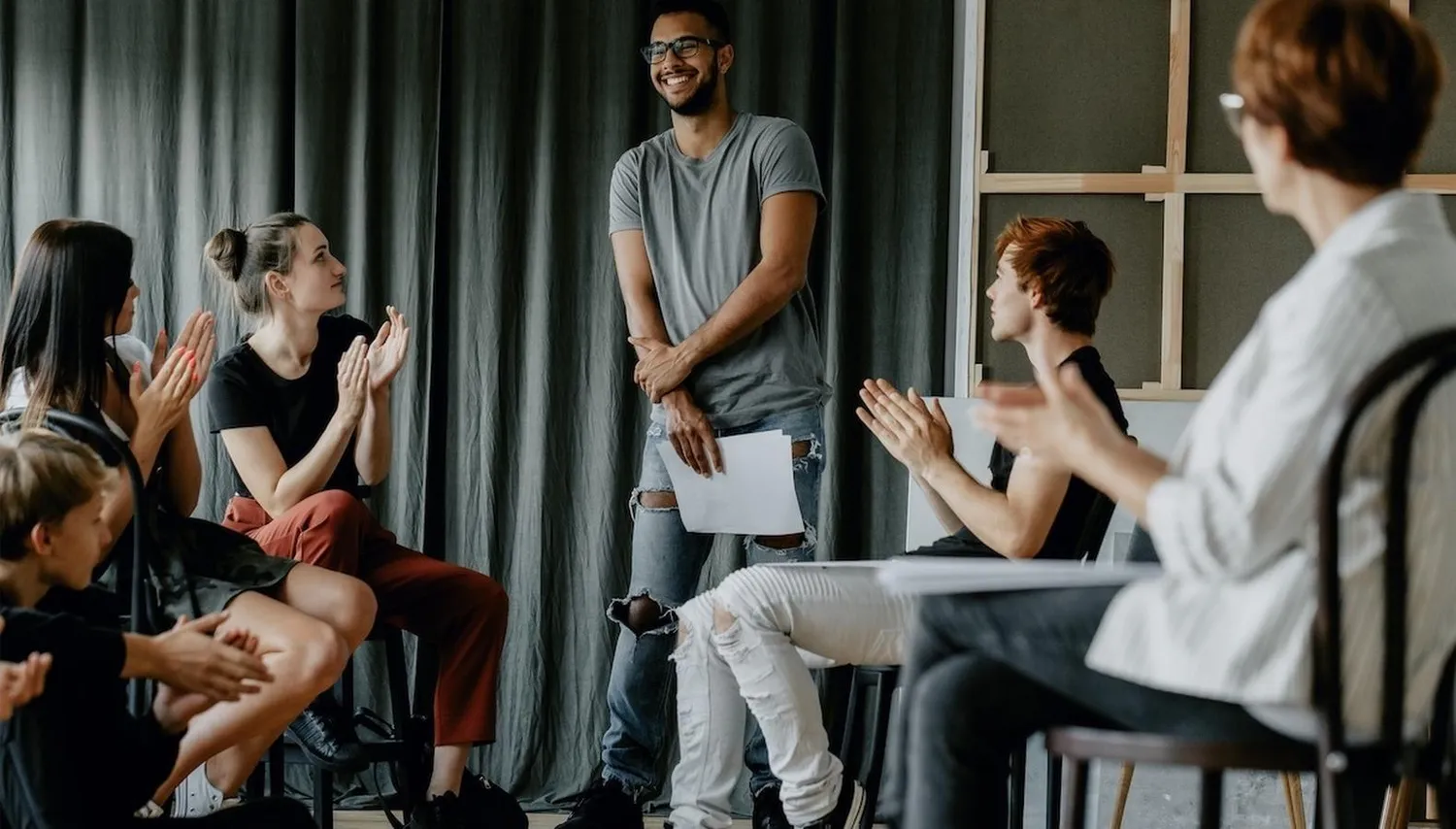 How to become a movie extra with no experience - Complete guide to background acting jobs