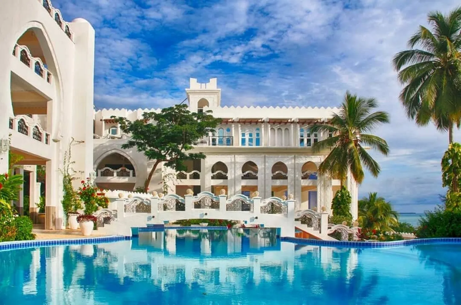 How to choose the best 5-star luxury beach resort in Zanzibar - clear pristine turquoise waters and luxury beach villas