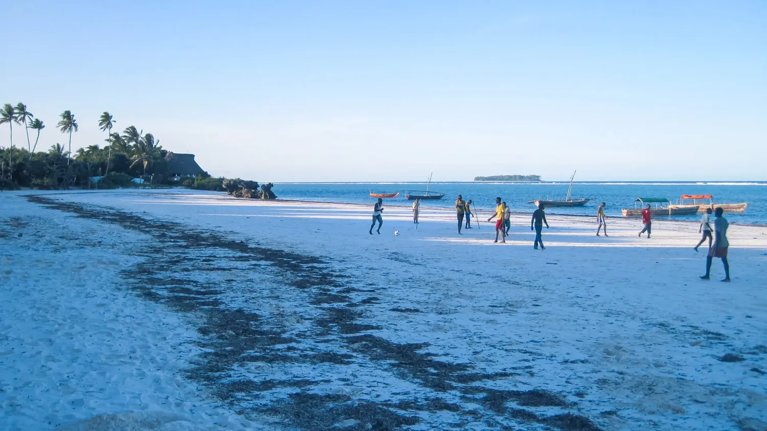 How to plan a Zanzibar beach holiday around seasonal weather changes on tropical coastlines