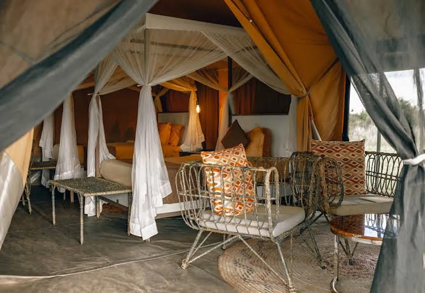 How to select reliable mobile luxury tented camp safaris in the Serengeti - high-end wild canvas camp in the savannah
