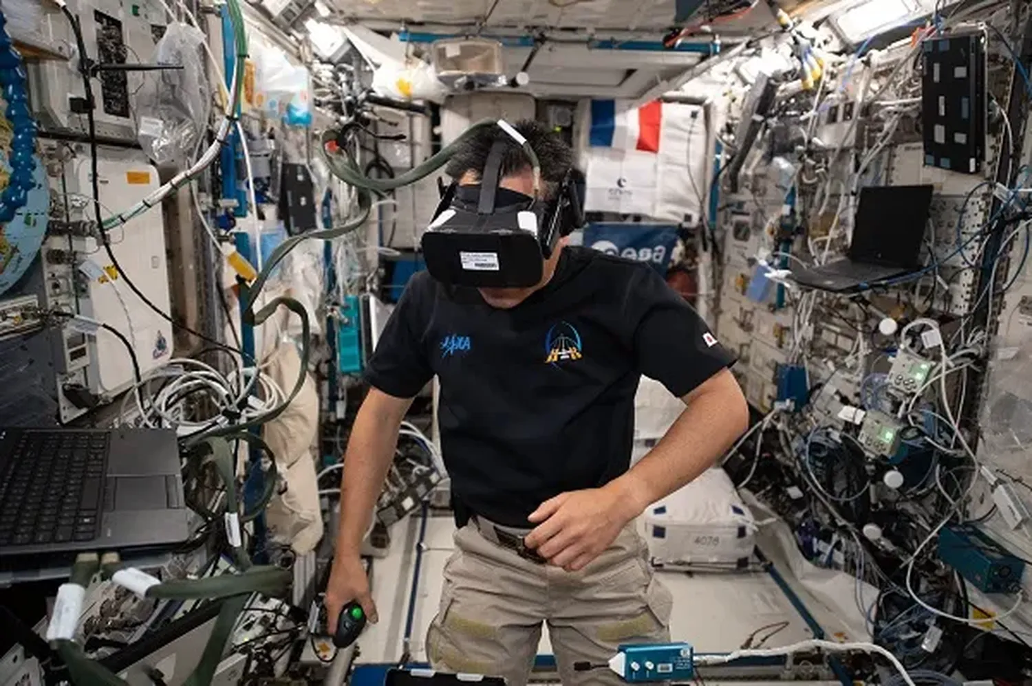 How to set up augmented reality space simulations for high school physics classrooms