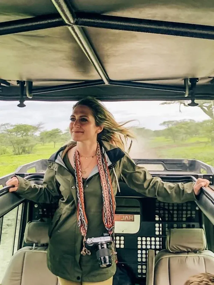 How to travel between lodges on a 6 day safari via a 4x4 land cruiser on a dirt track